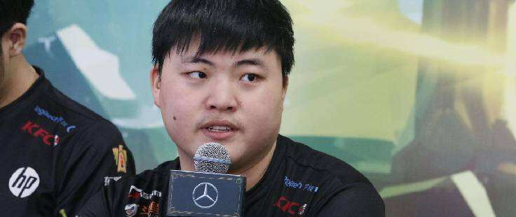 LOL：对战走A怪互秀脚本级走位，这就是UZI吗？