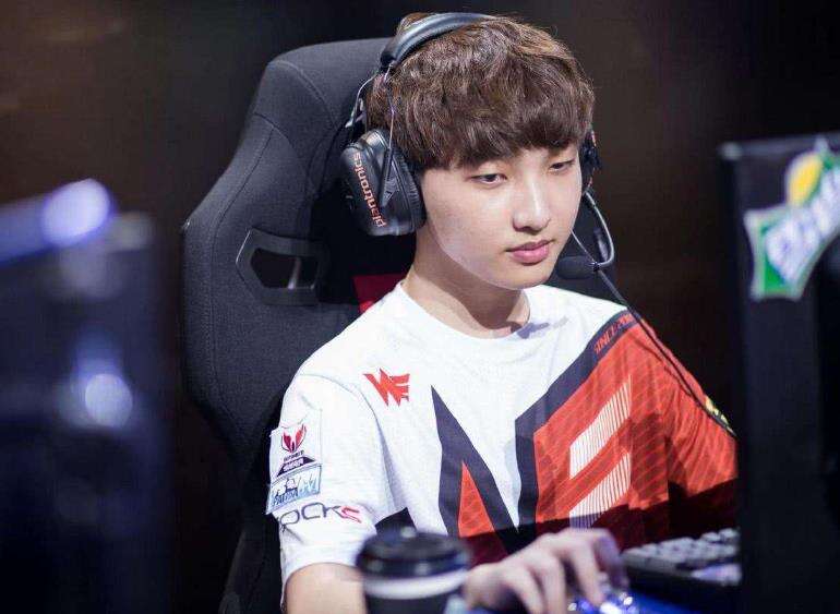 LOL：兮夜排到60E要好友位，直言关我什么事？惹we粉丝不满开团