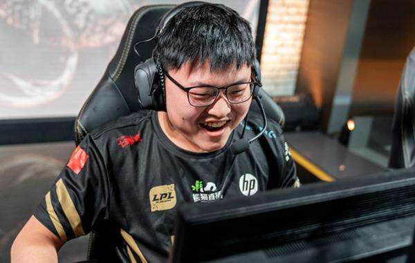 UZI女友欧皇附体，CSGO开箱连出金，皮肤价值超万元