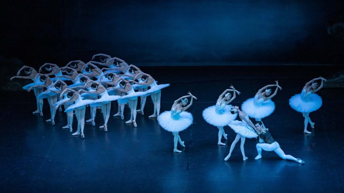 《绝对演绎》新芭蕾风顶奢上线，诠释经典黑白昼鹅！