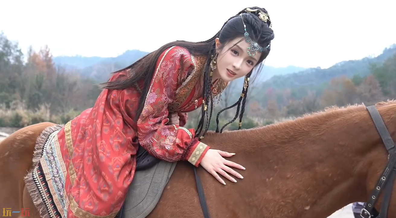 完蛋我被美女包围了2柳施施是谁 人物介绍​